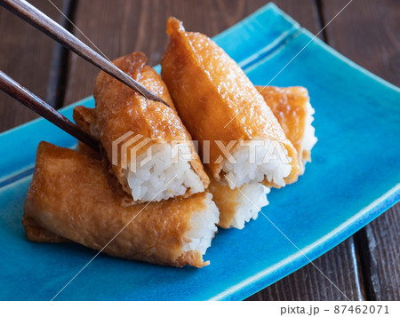 いなり寿司。酢飯を甘く煮込んだ油揚げで包んだ日本の料理。 87462071