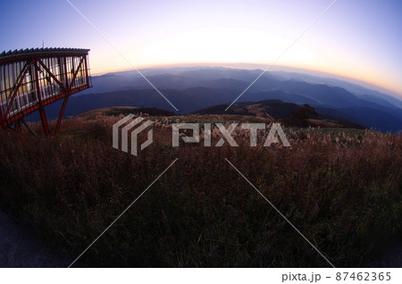 部子山 能楽の里牧場跡からの夕方の眺め 福井県池田町 部子山 能楽の里牧場跡からの夕方の眺め 福井県池田町 87462365