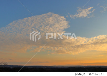 夕焼け空　青空　雲 87462642