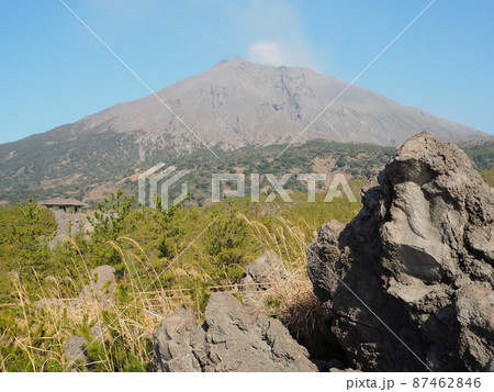 鹿児島県鹿児島市にある有村溶岩展望所から見た美しい桜島の風景 87462846