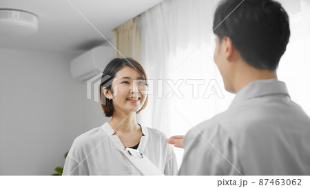 家主に説明をする作業着の男性　安全点検イメージ	 87463062