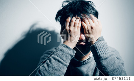 精神障害を患っている男性イメージ 精神障害を患っている男性イメージ 87463111