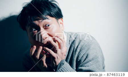 精神障害を患っている男性イメージ 精神障害を患っている男性イメージ 87463119