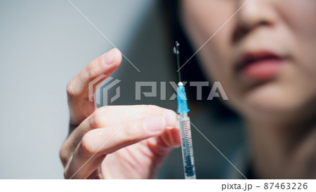 注射器を打つ若い女性 薬物依存イメージ 注射器を打つ若い女性 薬物依存イメージ 87463226
