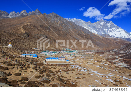 ネパール エベレスト街道にて ローツェとディンボチェの集落 ネパール エベレスト街道にて ローツェとディンボチェの集落 87463345