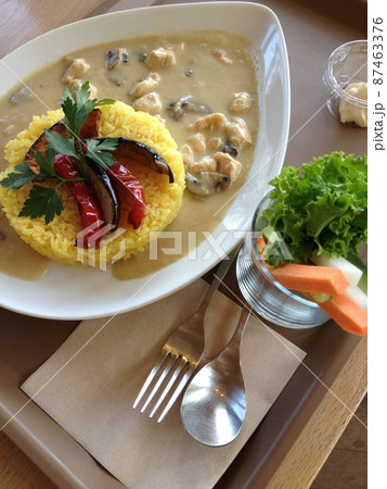 伊香保グリーン牧場で食べた唐辛子が乗ってるカレーと横に野菜スティックが刺さっているところを写した写真 伊香保グリーン牧場で食べた唐辛子が乗ってるカレーと横に野菜スティックが刺さっているところを写した写真 87463376