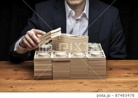 大量の札束と男性 87463476