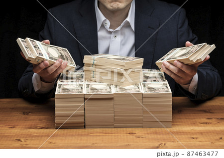 大量の札束と男性 87463477