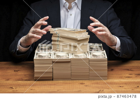 大量の札束と男性 87463478