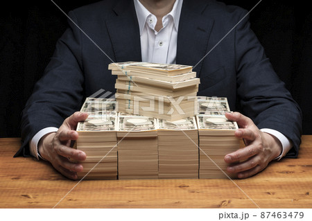 大量の札束と男性 87463479