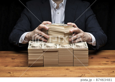 大量の札束と男性 87463481