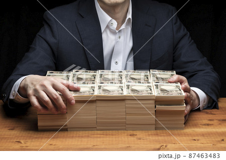 大量の札束と男性 87463483