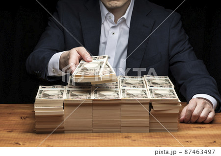 大量の札束と男性 大量の札束と男性 87463497