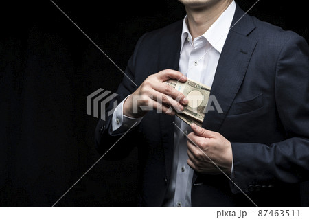札束を手に持っている男性 札束を手に持っている男性 87463511