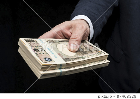 札束を持っている男性の手 87463529