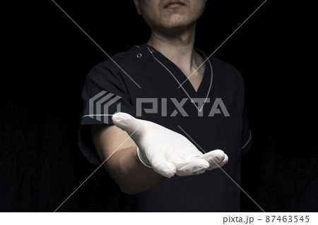 男性医師の手のアップ（ジェスチャー） 87463545