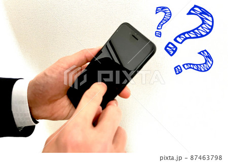 スマホがわからない 疑問符とサラリーマンの手元 87463798
