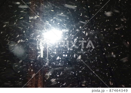 雪景色 夜に降り注ぐ雪 雪景色 夜に降り注ぐ雪 87464349