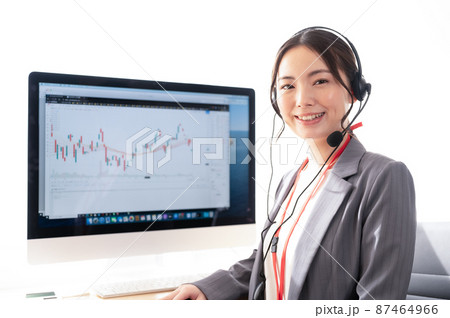 TradingView提供の株価チャート画面の前に座るコールセンターの女性 TradingView提供の株価チャート画面の前に座るコールセンターの女性 87464966