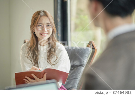 ビジネスシーン 打ち合わせ 女性 ビジネスシーン 打ち合わせ 女性 87464982