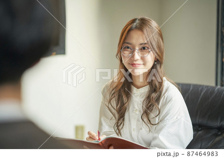 ビジネスシーン　打ち合わせ　女性 87464983