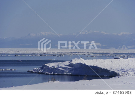 海岸から見る流氷が浮かぶオホーツク海と知床連峰 海岸から見る流氷が浮かぶオホーツク海と知床連峰 87465908
