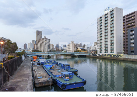 伯楽橋から見える大阪市西区 松島橋付近の大阪都市風景 夕景 伯楽橋から見える大阪市西区 松島橋付近の大阪都市風景 夕景 87466051