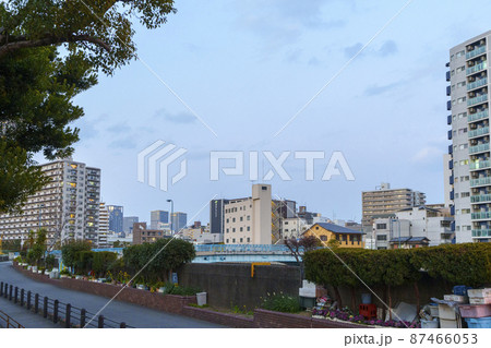 伯楽橋から見える大阪市西区　松島橋付近の大阪都市風景　夕景 87466053