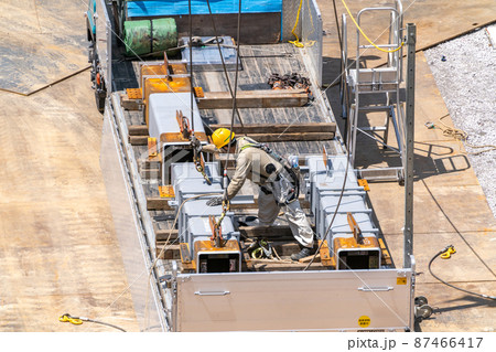 建築現場 鉄骨搬入 荷降ろし 建築現場 鉄骨搬入 荷降ろし 87466417