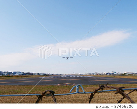 大阪 八尾空港 滑走路とセスナ(八尾、初冬) 大阪 八尾空港 滑走路とセスナ(八尾、初冬) 87466506