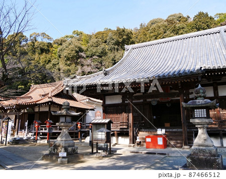 京都　大山崎　天王山　宝積寺　本堂と小槌宮（冬） 87466512