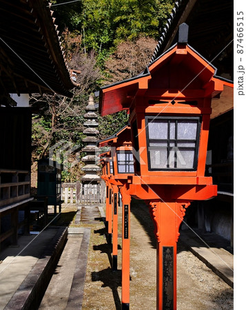 京都　大山崎　天王山　宝積寺　九重石塔と灯籠（冬） 87466515