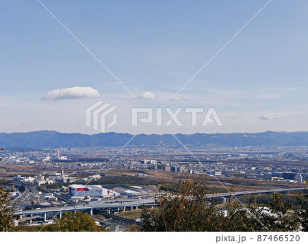京都　大山崎町　天王山　山崎合戦地と京都盆地（旗立松展望台から、冬） 87466520