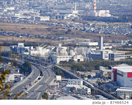 京都　大山崎町　天王山　桂川と名神高速道路・東海道新幹線（北東方向、冬） 87466524