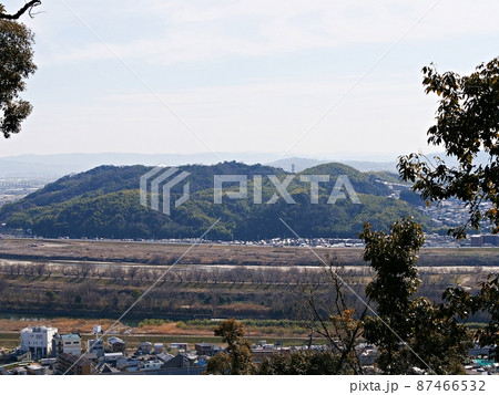 京都　大山崎町　天王山　鳩ケ峰と三川(桂・宇治・木津川)の背割堤（観音寺付近から、冬） 87466532