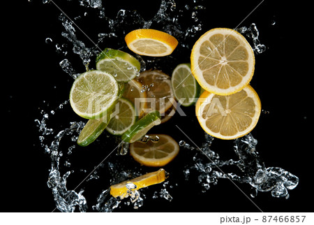 Freeze motion of sliced limes and lemons in water splash. 87466857