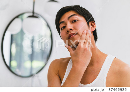 洗面台と若い男性 洗面台と若い男性 87466926