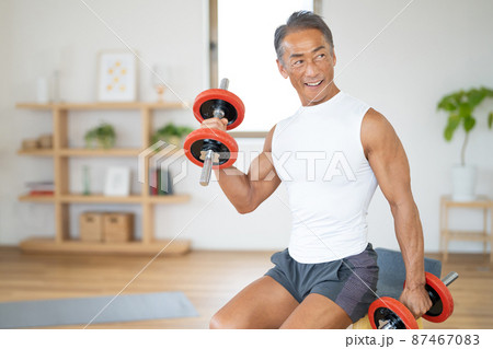 筋トレをするボディビルダーのシニア男性 筋トレをするボディビルダーのシニア男性 87467083