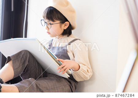 スケッチブックに絵を描く女の子 87467284