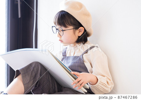 スケッチブックに絵を描く女の子 スケッチブックに絵を描く女の子 87467286