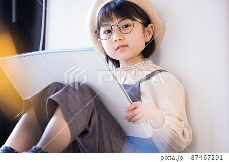 スケッチブックに絵を描く女の子 87467291