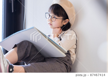 スケッチブックに絵を描く女の子 87467414