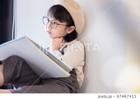 スケッチブックに絵を描く女の子 87467415