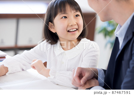 教育イメージ 勉強をする女の子 教育イメージ 勉強をする女の子 87467591