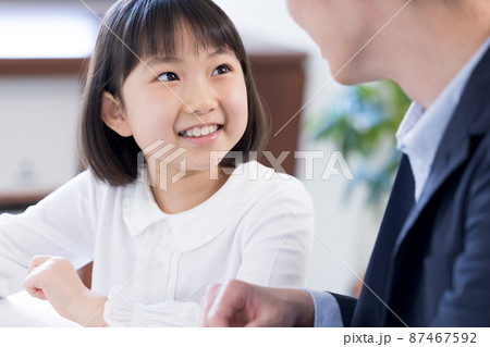 教育イメージ　勉強をする女の子 87467592