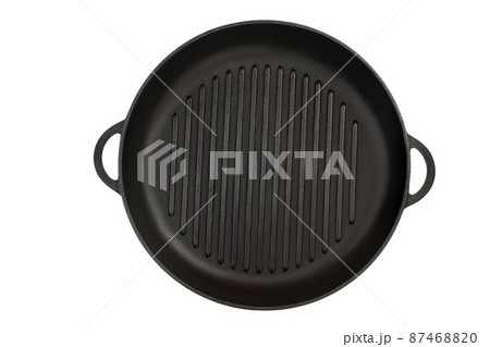 Empty cast iron grill frying pan isolated on white background with clipping path. Top view. 87468820