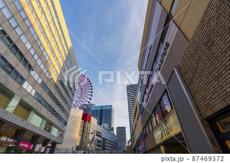 夕暮れ時の梅田の都市景観　梅田北野線 87469372