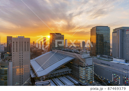 梅田 大阪駅 夕景 オレンジ色に染まる空 阪急グランドビルからの都市景観 梅田 大阪駅 夕景 オレンジ色に染まる空 阪急グランドビルからの都市景観 87469379
