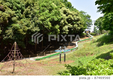 綾瀬市 城山公園(早川城跡)遊具広場ロングすべり台と新緑 綾瀬市 城山公園(早川城跡)遊具広場ロングすべり台と新緑 87469560