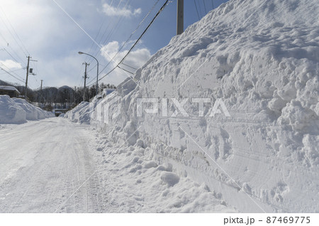 大雪が降った翌日の住宅街（札幌市） 87469775
